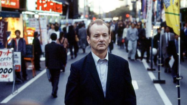 Bill Murray inmitten einer Menschenmenge in Tokio.