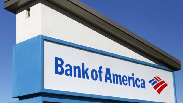 Das Schild einer Filiale der Bank of America vor blauem Himmel.