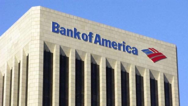 Das Bank of America Gebäude unter blauem Himmel.