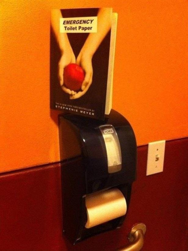 Eine Ausgabe von Stephenie Meyers „Twilight“ steckt in einem Toilettenpapierspender, versehen mit dem Aufkleber „Emergency Toilet Paper“.