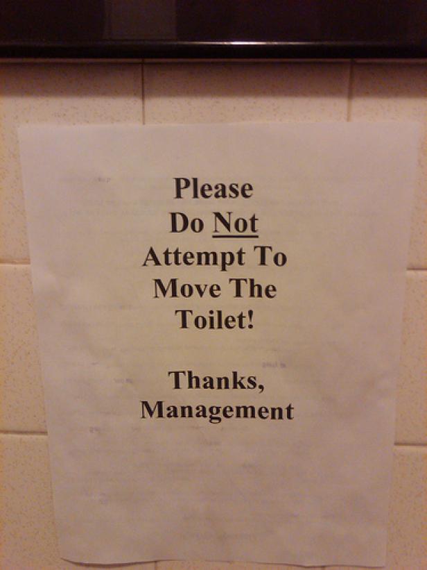 Ein Schild an einer Wand warnt davor, die Toilette zu bewegen. Danke, Management.