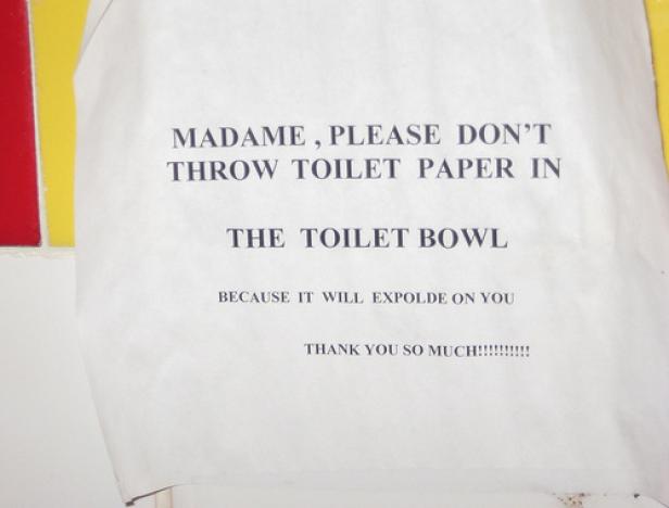 Ein Schild warnt davor, Toilettenpapier in die Toilette zu werfen, da es sonst „explodieren“ würde.