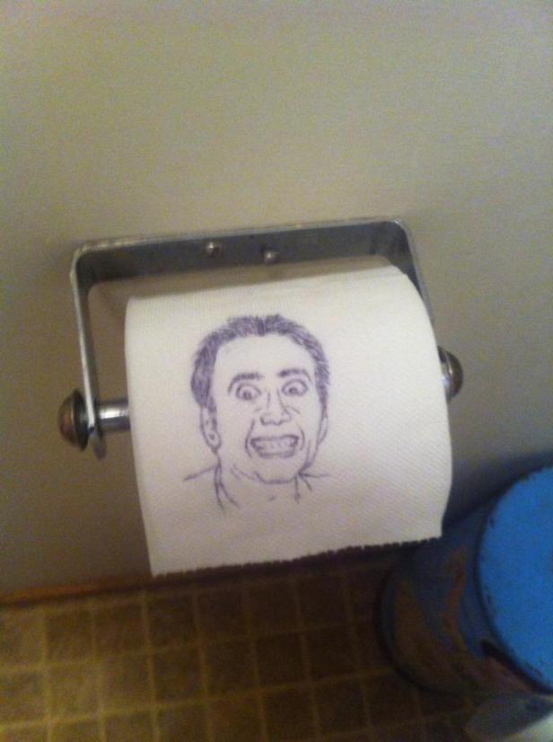 Eine Toilettenpapierrolle mit einer Zeichnung von Nicolas Cage.