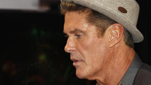 David Hasselhoff mit Hut im Profil.