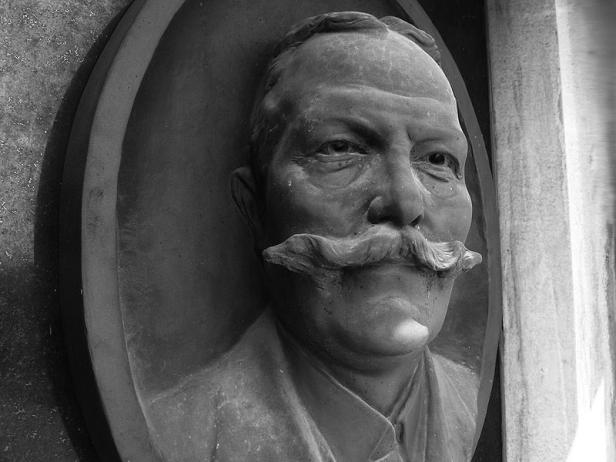 Das Relief eines Mannes mit Schnurrbart auf einem Grabstein.