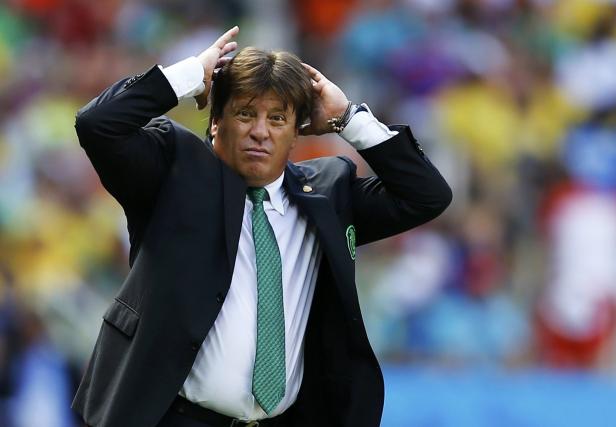 Ein Mann im Anzug hält sich frustriert den Kopf.