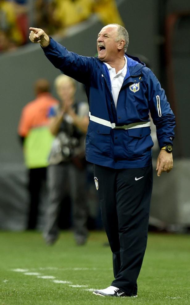 Der Trainer der brasilianischen Nationalmannschaft gestikuliert und schreit an der Seitenlinie.