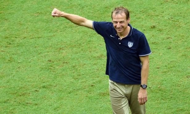 Jürgen Klinsmann, ehemaliger Trainer der US-amerikanischen Fußballnationalmannschaft, gestikuliert auf einem grünen Rasen.