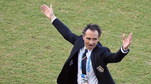 Antonio Conte gestikuliert während eines Fußballspiels.