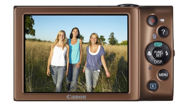 Drei junge Frauen gehen durch ein Feld, aufgenommen mit einer Canon-Kamera.