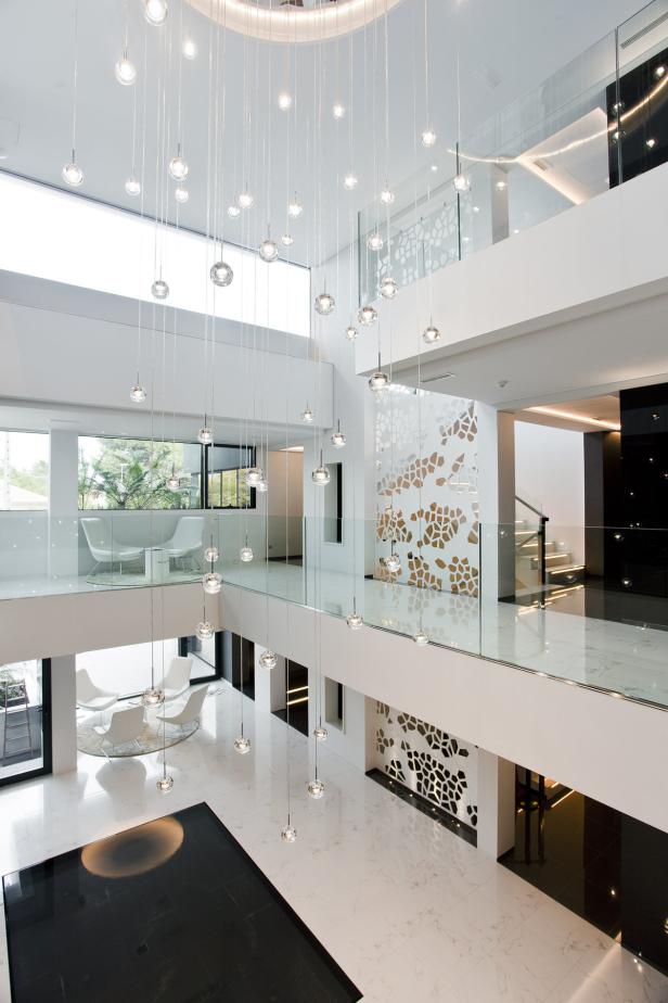 Ein modernes Interieur mit einem mehrstöckigen Atrium und einer auffälligen Hängeleuchte.