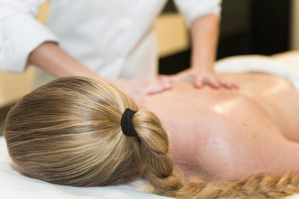Eine Frau erhält eine Rückenmassage.