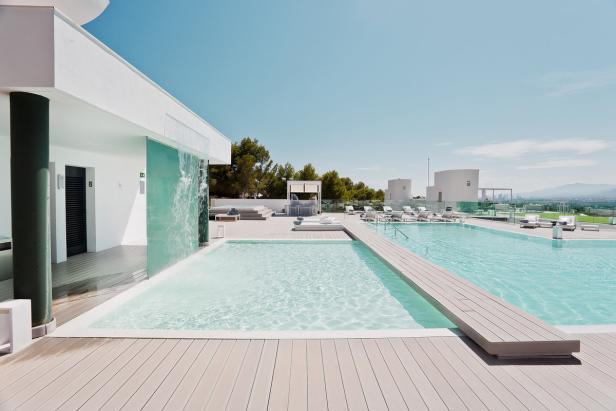 Ein luxuriöser Poolbereich mit klarem, blauem Wasser und modernen Liegen.
