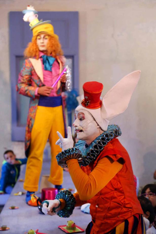 Zwei Darsteller in Kostümen, möglicherweise der verrückte Hutmacher und das weiße Kaninchen aus „Alice im Wunderland“.