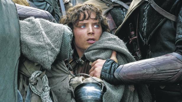 Frodo Beutlin wirkt inmitten einer Menschenmenge ängstlich.