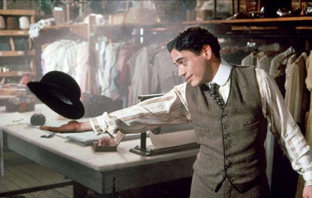 Robert Downey Jr. lässt in einer Szene aus „Chaplin“ einen Hut auf seiner Hand balancieren.