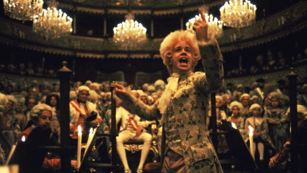 Szene aus dem Film „Amadeus“ mit einem Dirigenten, der ein Orchester leitet.