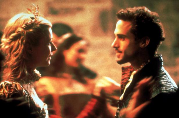 Szene mit Gwyneth Paltrow und Joseph Fiennes in historischen Kostümen.