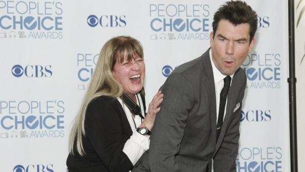 Jerry O'Connell posiert mit einer lachenden Frau bei den People's Choice Awards.