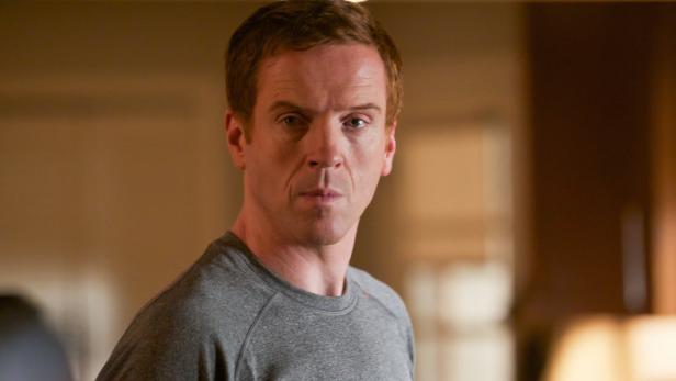 Porträt von Damian Lewis in einem grauen T-Shirt.