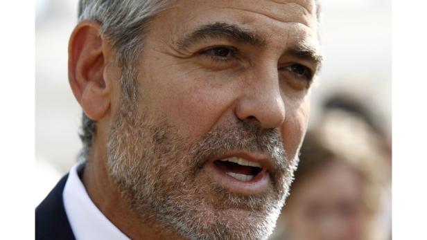 Nahaufnahme von George Clooney mit grauem Haar und Bart.