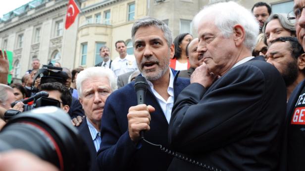 George Clooney spricht bei einer Kundgebung in der Nähe der türkischen Botschaft.