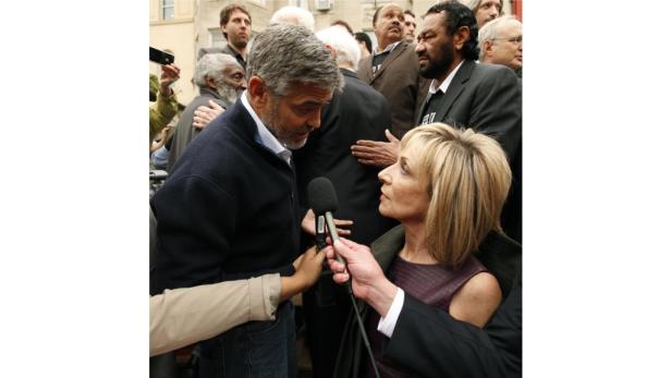 George Clooney wird von einer Reporterin interviewt.