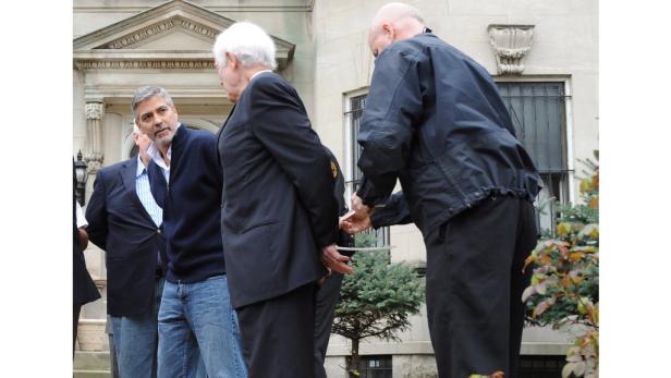 George Clooney wird bei einer Demonstration verhaftet.