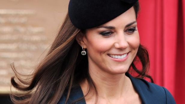 Nahaufnahme von Catherine, Prinzessin von Wales, mit schwarzem Hut und Ohrringen.