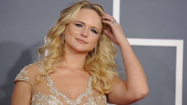 Miranda Lambert posiert auf dem roten Teppich.