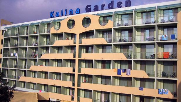 Das „Kalina Garden“-Hotel mit vielen Balkonen und Wäscheleinen.
