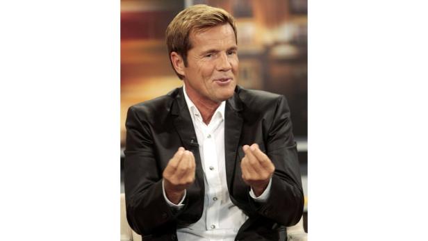 Dieter Bohlen gestikuliert in einem schwarzen Anzug.