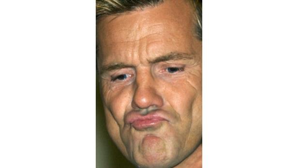 Nahaufnahme eines Mannes mit blonden Haaren, der einen Schmollmund zieht.