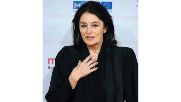 Hiam Abbass posiert auf einem roten Teppich.