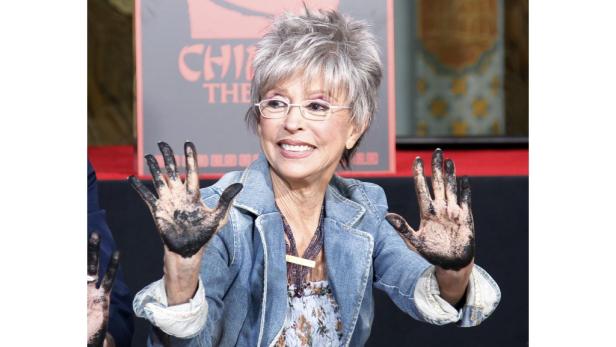 Rita Moreno zeigt ihre mit Farbe bedeckten Hände vor dem TCL Chinese Theatre.