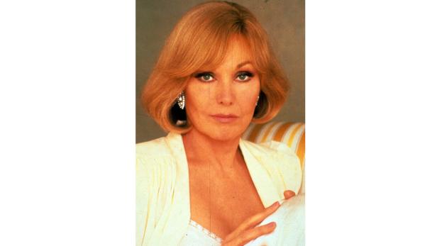 Nahaufnahme einer Frau mit blondem Haar und Ohrringen.