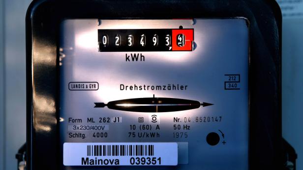Ein Drehstromzähler der Marke Landis & Gyr zeigt einen Zählerstand von 023493,4 kWh.