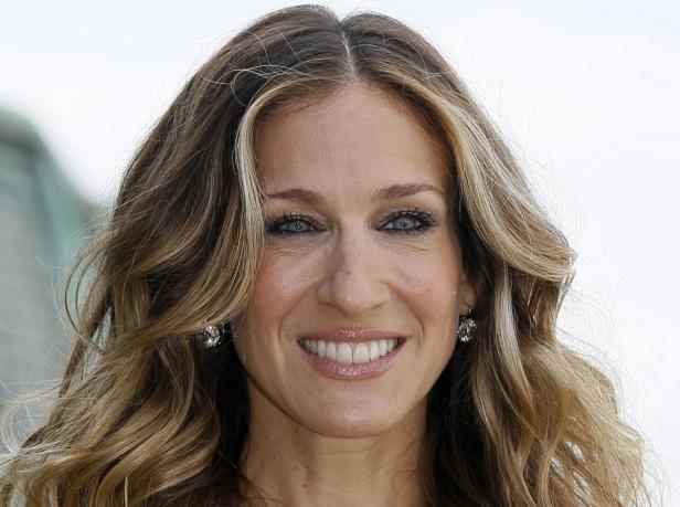 Nahaufnahme von Sarah Jessica Parker mit blonden Locken und Ohrringen.