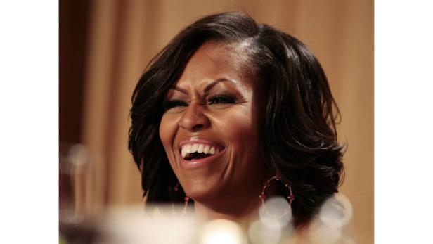 Michelle Obama lacht herzlich mit zusammengekniffenen Augen.