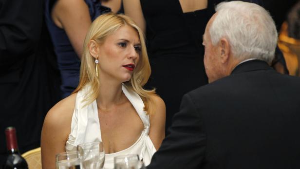 Claire Danes bei einer Veranstaltung im Gespräch mit einem Mann.