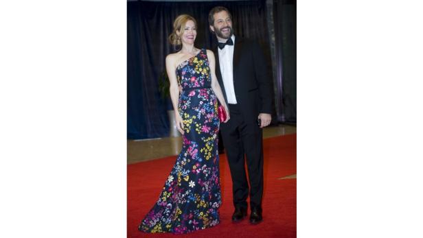 Leslie Mann und Judd Apatow posieren auf einem roten Teppich.