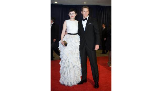 Ginnifer Goodwin und Josh Dallas posieren auf einem roten Teppich.