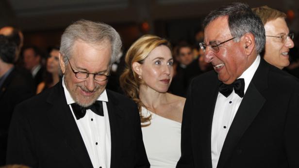 Steven Spielberg und Leon Panetta bei einer Veranstaltung.