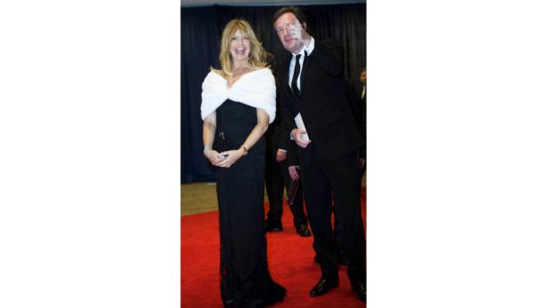 Goldie Hawn und Kurt Russell auf einem roten Teppich.