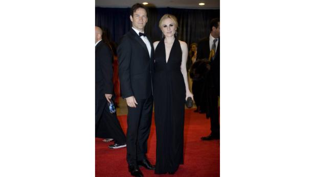 Anna Paquin und Stephen Moyer posieren auf einem roten Teppich.
