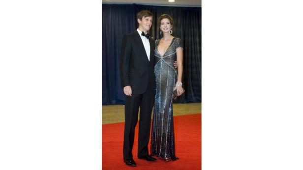 Jared Kushner und Ivanka Trump posieren auf einem roten Teppich.