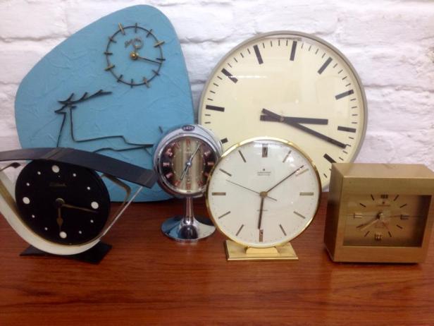 Eine Sammlung verschiedener Vintage-Uhren, darunter Junghans und andere Modelle.