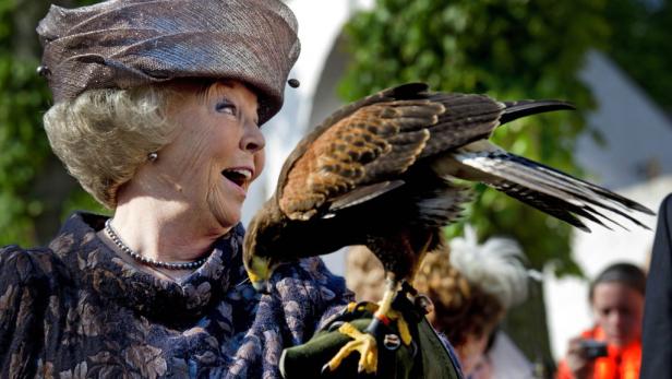 Königin Beatrix der Niederlande mit einem Falken auf dem Arm.