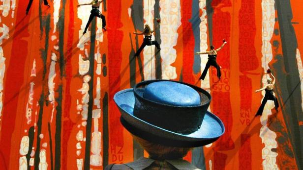 Performancekünstler seilen sich vor einem orangefarbenen Hintergrund mit Buchstaben ab.