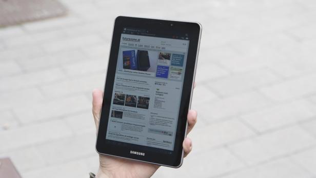 Eine Hand hält ein Samsung-Tablet, auf dem die Webseite futurezone.at angezeigt wird.